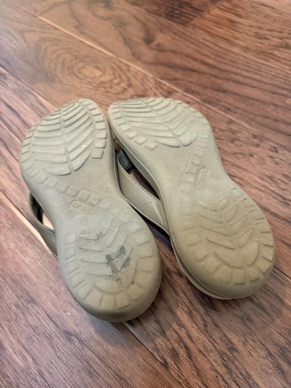 CROCS Women’s Taupe Strap Flip Sandals with White Footbed - Picture 2 of 3